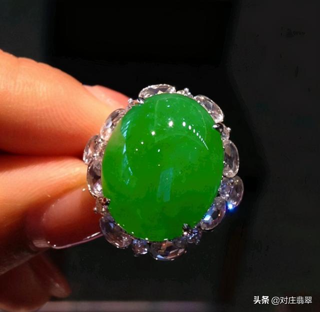 关于翡翠蛋面手镯的信息-第1张图片-翡翠网 关于翡翠蛋面手镯的信息-第1张图片-翡翠网