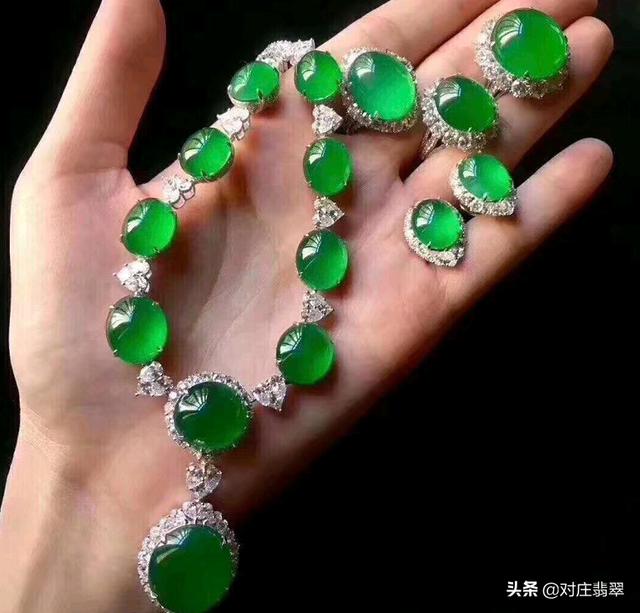 关于翡翠蛋面手镯的信息-第6张图片-翡翠网 关于翡翠蛋面手镯的信息-第6张图片-翡翠网