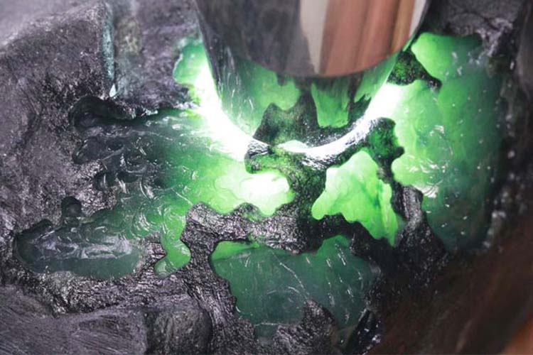 莫湾基冰晴底翡翠原石图片淡春翡翠原石-第2张图片-翡翠网 莫湾基冰晴底翡翠原石图片淡春翡翠原石-第2张图片-翡翠网