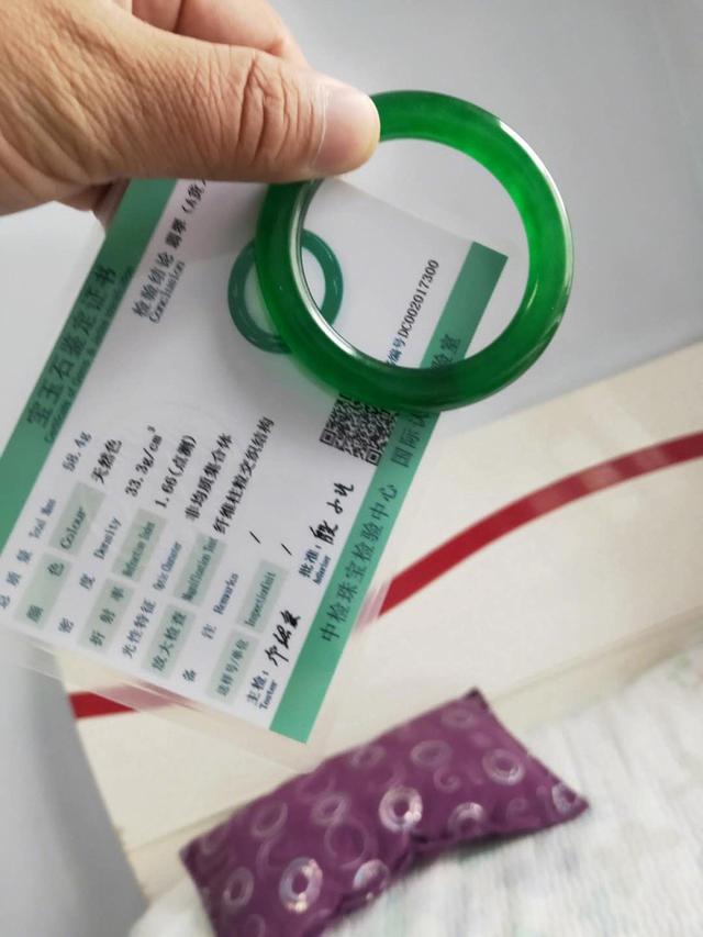 怎么鉴别真假翡翠a手镯的简单介绍-第1张图片-翡翠网 怎么鉴别真假翡翠a手镯的简单介绍-第1张图片-翡翠网