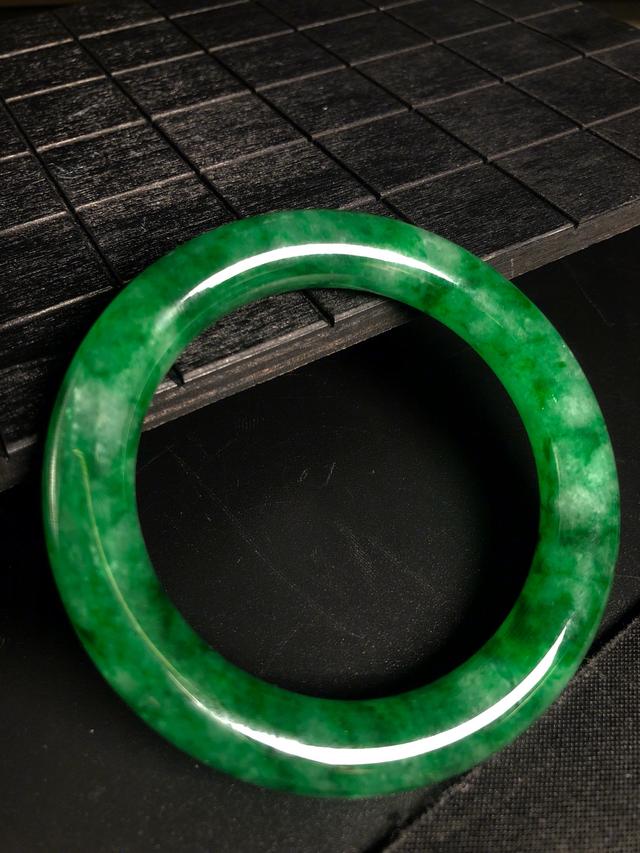 怎么鉴别真假翡翠a手镯的简单介绍-第2张图片-翡翠网 怎么鉴别真假翡翠a手镯的简单介绍-第2张图片-翡翠网