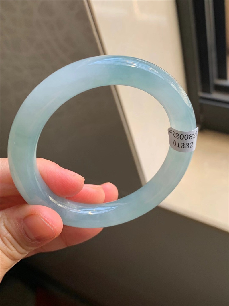 翡翠手镯浅绿的简单介绍-第1张图片-翡翠网 翡翠手镯浅绿的简单介绍-第1张图片-翡翠网