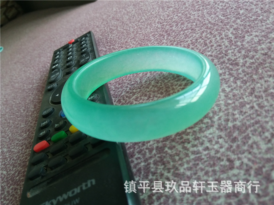 翡翠手镯浅绿的简单介绍-第2张图片-翡翠网 翡翠手镯浅绿的简单介绍-第2张图片-翡翠网