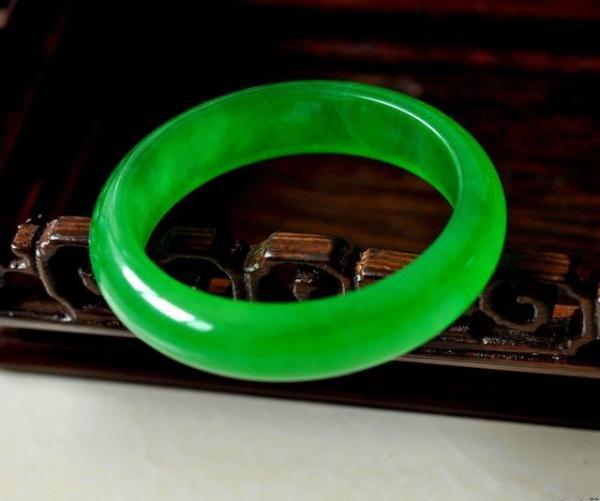 翡翠手镯什么是翠的简单介绍-第3张图片-翡翠网 翡翠手镯什么是翠的简单介绍-第3张图片-翡翠网