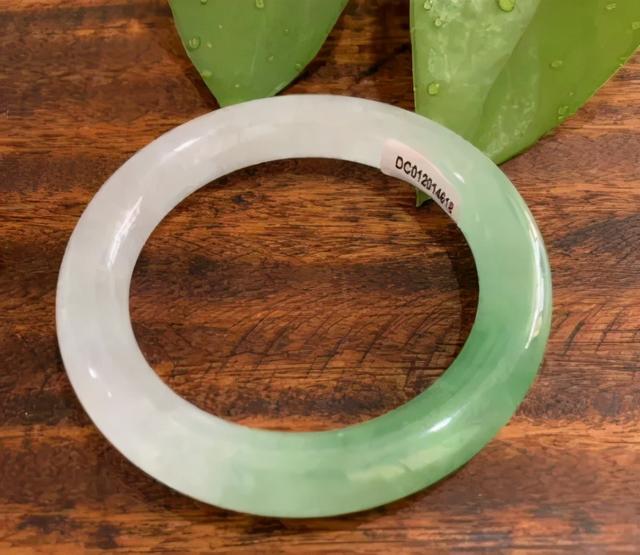 几百块钱的翡翠手镯是怎么做成的的简单介绍-第7张图片-翡翠网 几百块钱的翡翠手镯是怎么做成的的简单介绍-第7张图片-翡翠网