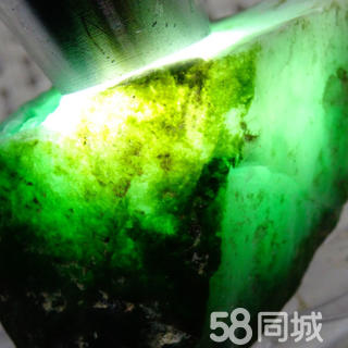 翡翠原石现青蛙皮壳,木那翡翠原石皮壳的特点-第1张图片-翡翠网 翡翠原石现青蛙皮壳,木那翡翠原石皮壳的特点-第1张图片-翡翠网