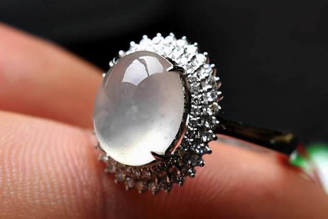 翡翠手镯怎么会有荧光,拼多多翡翠手镯怎么会这么便宜-第1张图片-翡翠网 翡翠手镯怎么会有荧光,拼多多翡翠手镯怎么会这么便宜-第1张图片-翡翠网