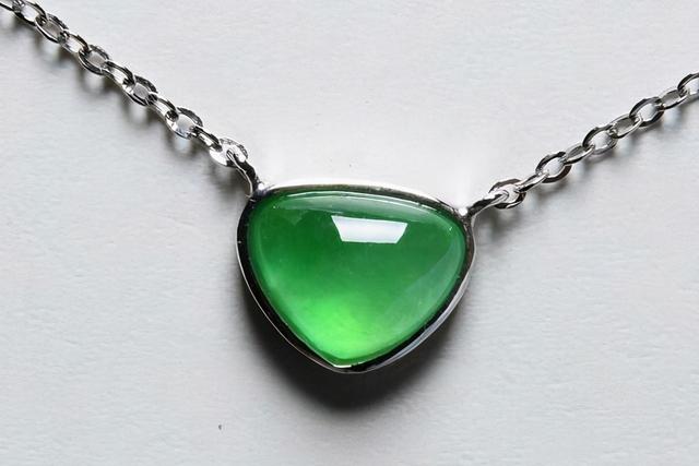 翡翠手镯怎么会有荧光,拼多多翡翠手镯怎么会这么便宜-第2张图片-翡翠网 翡翠手镯怎么会有荧光,拼多多翡翠手镯怎么会这么便宜-第2张图片-翡翠网