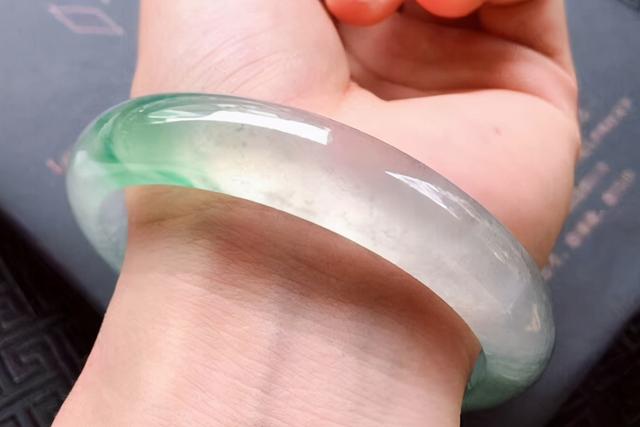 翡翠手镯怎么会有荧光,拼多多翡翠手镯怎么会这么便宜-第3张图片-翡翠网 翡翠手镯怎么会有荧光,拼多多翡翠手镯怎么会这么便宜-第3张图片-翡翠网