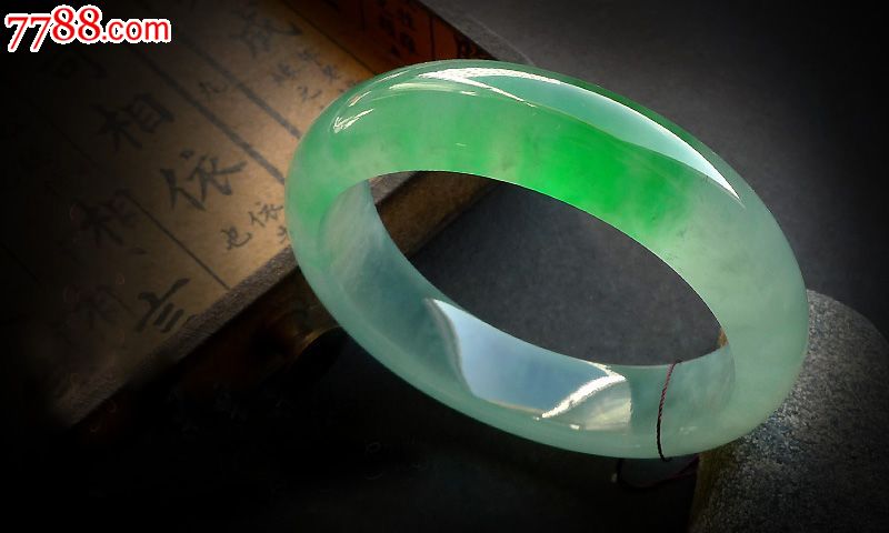翡翠手镯在哪里卖,翡翠手镯寓意-第2张图片-翡翠网 翡翠手镯在哪里卖,翡翠手镯寓意-第2张图片-翡翠网