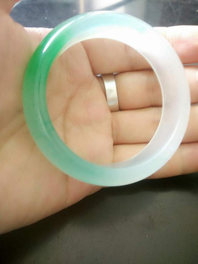 翡翠手镯 翠根翡翠手镯有棉根是什么意思-第2张图片-翡翠网 翡翠手镯 翠根翡翠手镯有棉根是什么意思-第2张图片-翡翠网