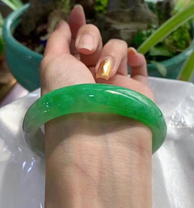 翡翠绿飘花手镯图片菠菜绿飘花翡翠手镯-第1张图片-翡翠网 翡翠绿飘花手镯图片菠菜绿飘花翡翠手镯-第1张图片-翡翠网