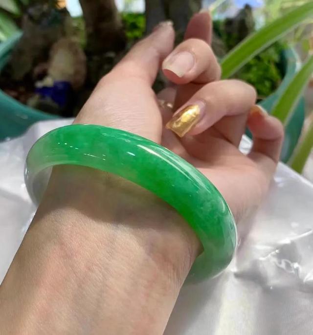 翡翠绿飘花手镯图片菠菜绿飘花翡翠手镯-第2张图片-翡翠网 翡翠绿飘花手镯图片菠菜绿飘花翡翠手镯-第2张图片-翡翠网