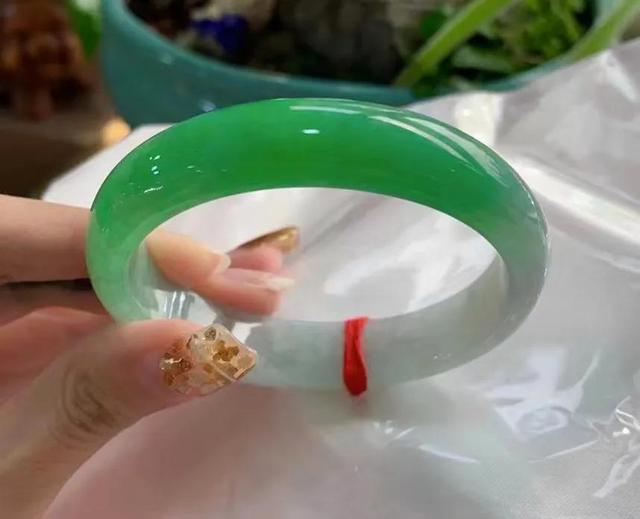 翡翠绿飘花手镯图片菠菜绿飘花翡翠手镯-第3张图片-翡翠网 翡翠绿飘花手镯图片菠菜绿飘花翡翠手镯-第3张图片-翡翠网