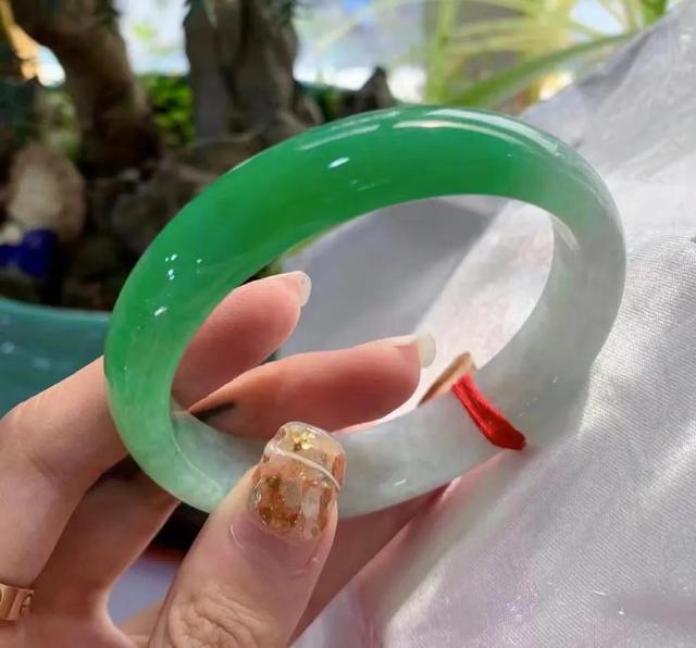 翡翠绿飘花手镯图片菠菜绿飘花翡翠手镯-第4张图片-翡翠网 翡翠绿飘花手镯图片菠菜绿飘花翡翠手镯-第4张图片-翡翠网