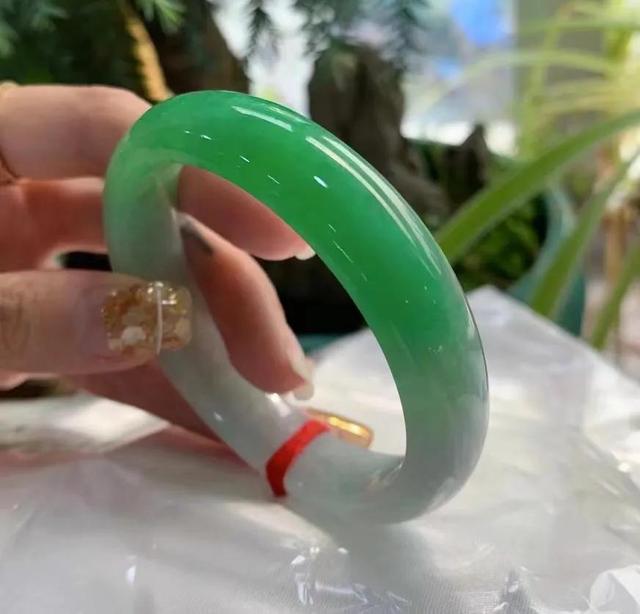 翡翠绿飘花手镯图片菠菜绿飘花翡翠手镯-第5张图片-翡翠网 翡翠绿飘花手镯图片菠菜绿飘花翡翠手镯-第5张图片-翡翠网