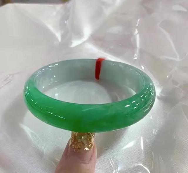 翡翠绿飘花手镯图片菠菜绿飘花翡翠手镯-第7张图片-翡翠网 翡翠绿飘花手镯图片菠菜绿飘花翡翠手镯-第7张图片-翡翠网