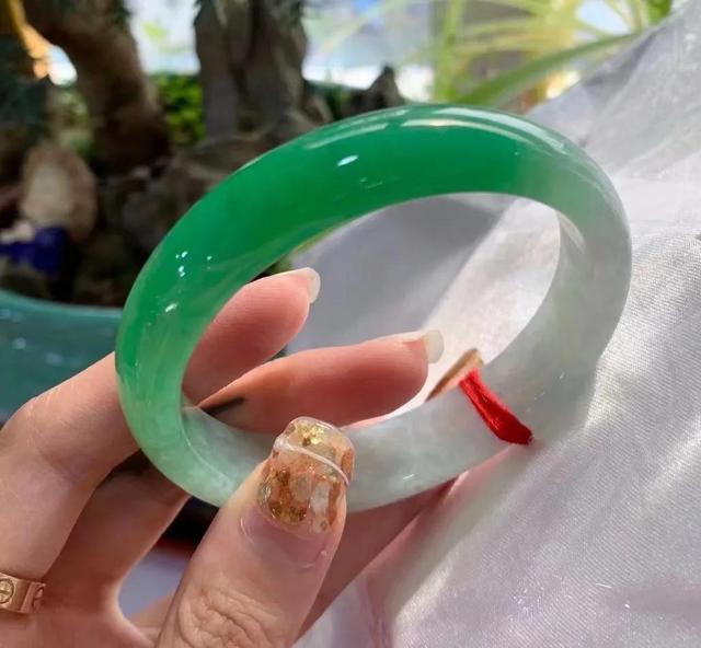 翡翠绿飘花手镯图片菠菜绿飘花翡翠手镯-第8张图片-翡翠网 翡翠绿飘花手镯图片菠菜绿飘花翡翠手镯-第8张图片-翡翠网