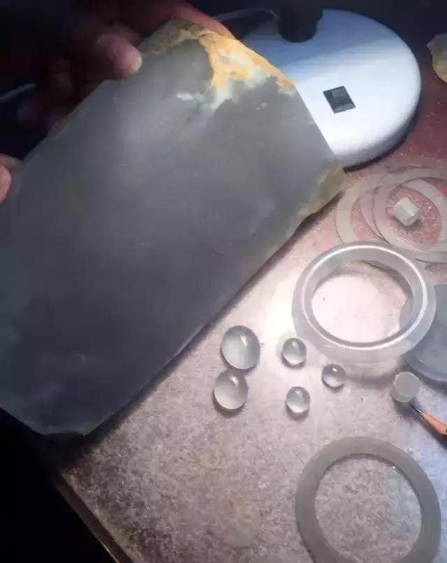 翡翠原石的裂纹,翡翠原石纹哦-第1张图片-翡翠网 翡翠原石的裂纹,翡翠原石纹哦-第1张图片-翡翠网