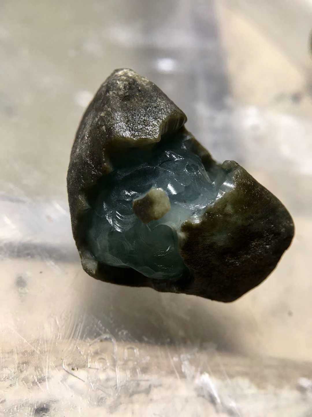 翡翠原石的裂纹,翡翠原石纹哦-第2张图片-翡翠网 翡翠原石的裂纹,翡翠原石纹哦-第2张图片-翡翠网