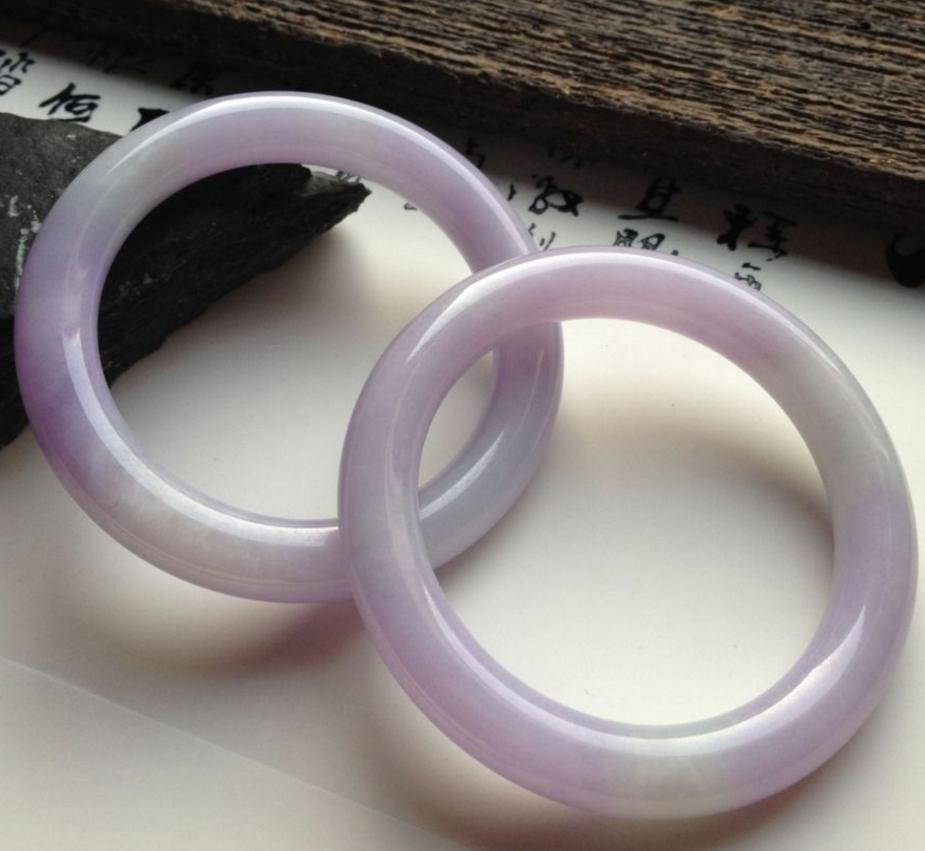 翡翠手镯里面有反光亮点,翡翠手镯里面的亮点-第1张图片-翡翠网 翡翠手镯里面有反光亮点,翡翠手镯里面的亮点-第1张图片-翡翠网