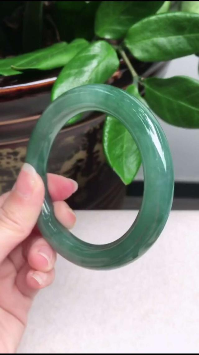 2万元以上油青翡翠手镯油青翡翠手镯高档图片-第9张图片-翡翠网 2万元以上油青翡翠手镯油青翡翠手镯高档图片-第9张图片-翡翠网