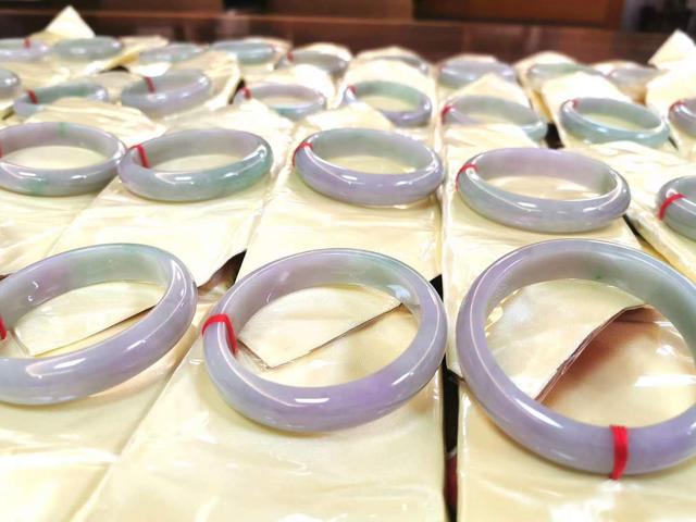 2万元以上油青翡翠手镯油青翡翠手镯高档图片-第18张图片-翡翠网 2万元以上油青翡翠手镯油青翡翠手镯高档图片-第18张图片-翡翠网