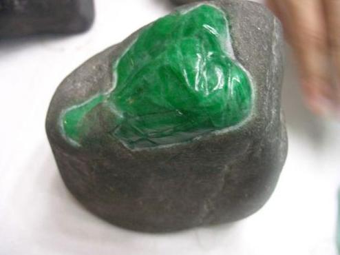 翡翠原石皮壳切开通视频翡翠原石新厂老厂如何区分-第1张图片-翡翠网 翡翠原石皮壳切开通视频翡翠原石新厂老厂如何区分-第1张图片-翡翠网