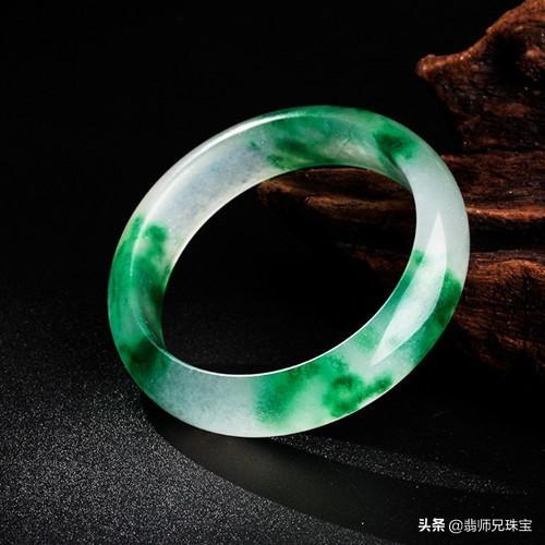 翡翠手镯冰种图片,满绿冰种翡翠手镯图片-第4张图片-翡翠网 翡翠手镯冰种图片,满绿冰种翡翠手镯图片-第4张图片-翡翠网