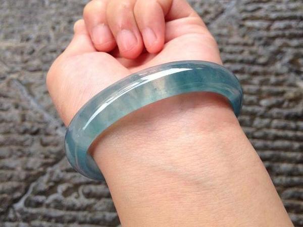 梦见翡翠手镯碎了梦见自己的翡翠手镯碎了-第1张图片-翡翠网 梦见翡翠手镯碎了梦见自己的翡翠手镯碎了-第1张图片-翡翠网