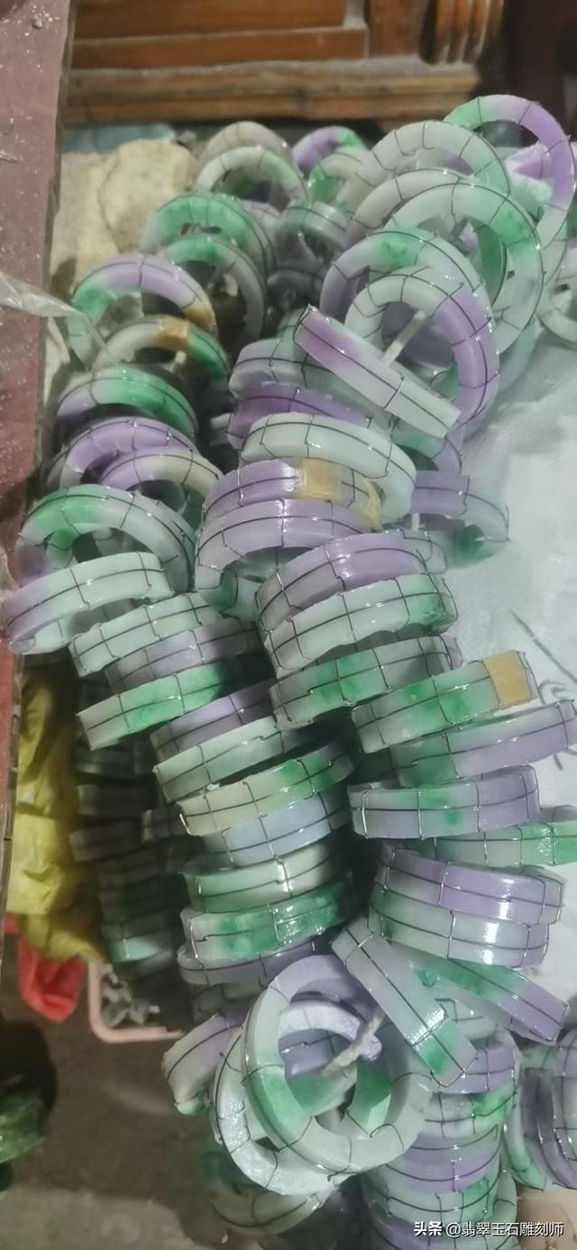 梦见翡翠手镯碎了梦见自己的翡翠手镯碎了-第2张图片-翡翠网 梦见翡翠手镯碎了梦见自己的翡翠手镯碎了-第2张图片-翡翠网