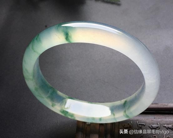 翡翠满绿手镯飘花翡翠手镯满绿好还是飘绿好-第2张图片-翡翠网 翡翠满绿手镯飘花翡翠手镯满绿好还是飘绿好-第2张图片-翡翠网