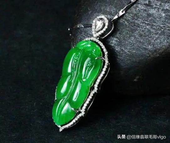 翡翠满绿手镯飘花翡翠手镯满绿好还是飘绿好-第4张图片-翡翠网 翡翠满绿手镯飘花翡翠手镯满绿好还是飘绿好-第4张图片-翡翠网