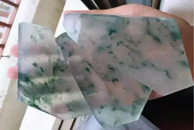 翡翠原石松花种类和切开图翡翠原石切开爆冰-第6张图片-翡翠网 翡翠原石松花种类和切开图翡翠原石切开爆冰-第6张图片-翡翠网