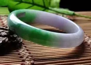 翡翠手镯戴了3年杂质越来越多翡翠里的棉会越戴越少吗-第1张图片-翡翠网 翡翠手镯戴了3年杂质越来越多翡翠里的棉会越戴越少吗-第1张图片-翡翠网