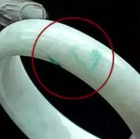 翡翠手镯戴了3年杂质越来越多翡翠里的棉会越戴越少吗-第2张图片-翡翠网 翡翠手镯戴了3年杂质越来越多翡翠里的棉会越戴越少吗-第2张图片-翡翠网