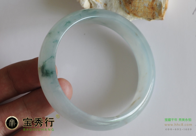 翡翠手镯商场卖一万值多少钱,商场一口价的翡翠手镯好吗-第1张图片-翡翠网 翡翠手镯商场卖一万值多少钱,商场一口价的翡翠手镯好吗-第1张图片-翡翠网