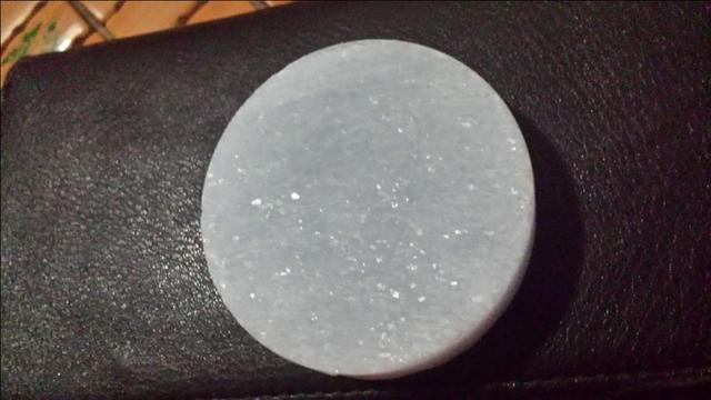 翡翠手镯上的矿点是什么翡翠手镯有矿点是什么意思-第2张图片-翡翠网 翡翠手镯上的矿点是什么翡翠手镯有矿点是什么意思-第2张图片-翡翠网