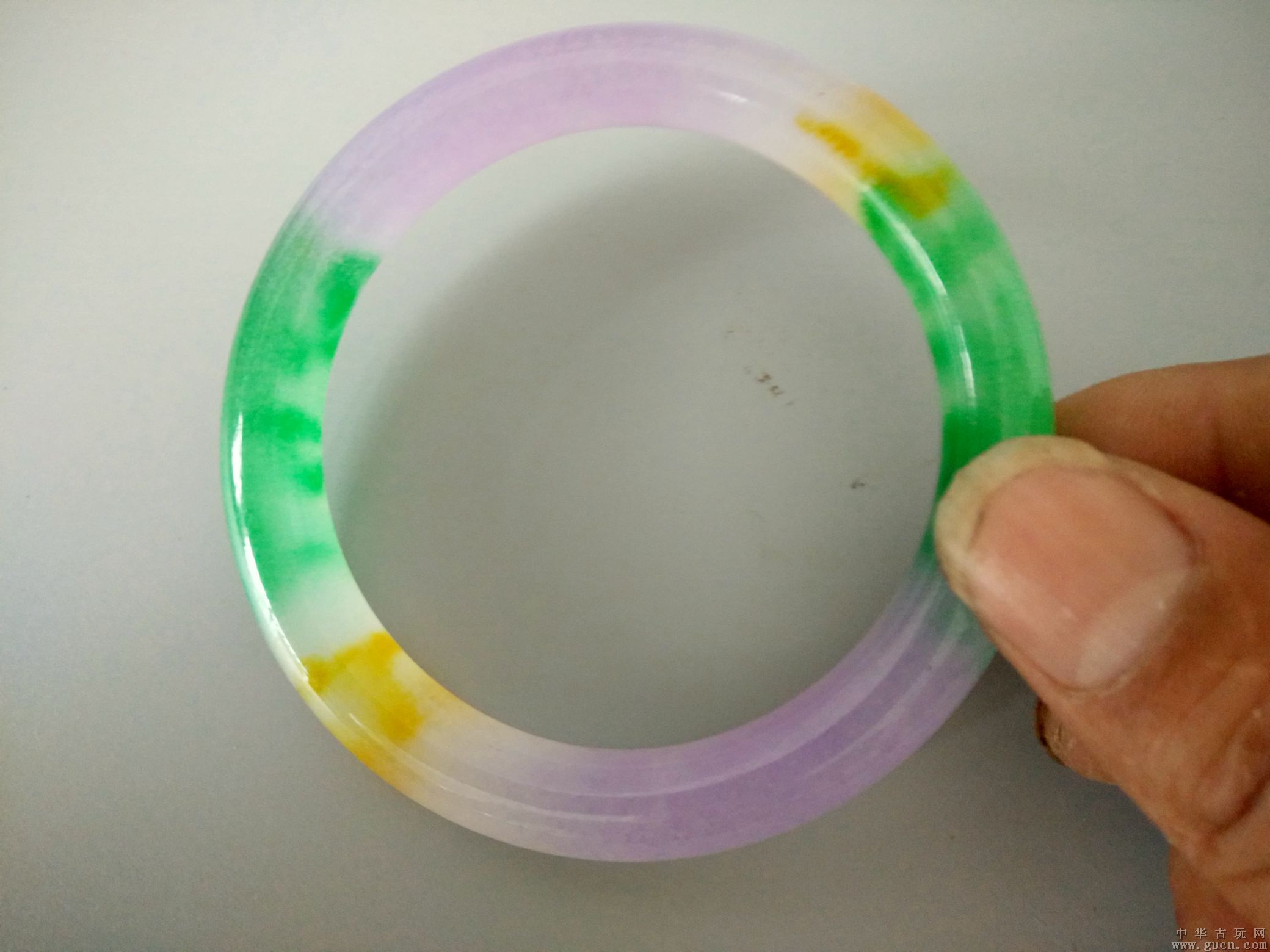 怎么检测翡翠手镯真假,翡翠手镯真假鉴定方法-第2张图片-翡翠网 怎么检测翡翠手镯真假,翡翠手镯真假鉴定方法-第2张图片-翡翠网