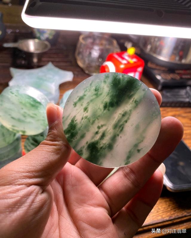 冰种飘花翡翠石知识,什么是冰种翡翠飘花-第4张图片-翡翠网