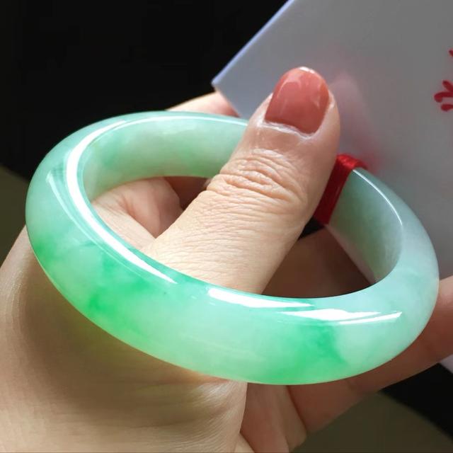 手镯选翡翠还是和田,翡翠和田手镯-第5张图片-翡翠网 手镯选翡翠还是和田,翡翠和田手镯-第5张图片-翡翠网
