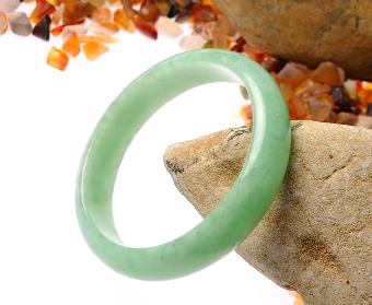 祖传红翡翠手镯南红手镯和翡翠手镯哪个好-第1张图片-翡翠网 祖传红翡翠手镯南红手镯和翡翠手镯哪个好-第1张图片-翡翠网