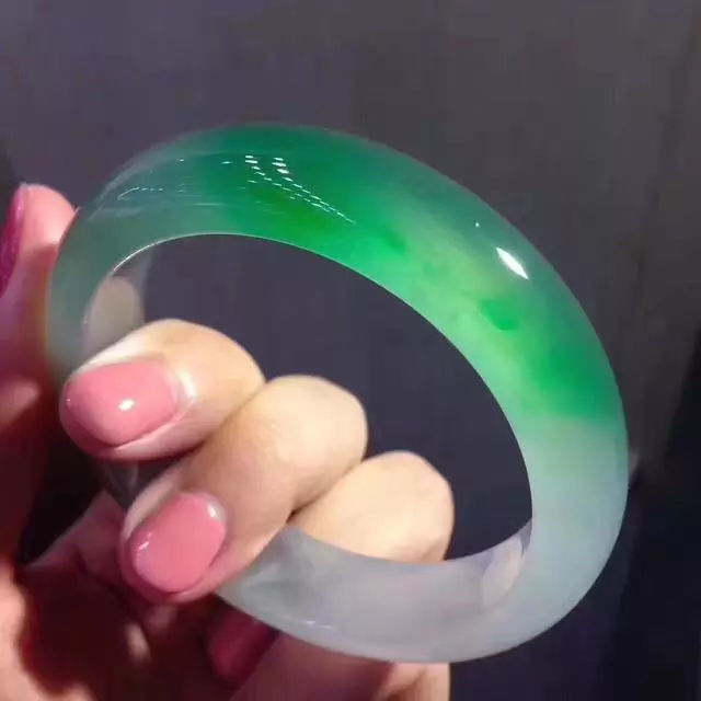 祖传红翡翠手镯南红手镯和翡翠手镯哪个好-第2张图片-翡翠网 祖传红翡翠手镯南红手镯和翡翠手镯哪个好-第2张图片-翡翠网