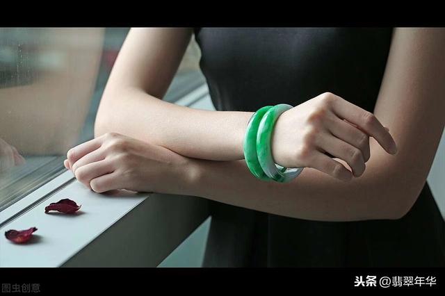 翡翠手镯怎么介绍怎么表述翡翠手镯的语言-第7张图片-翡翠网 翡翠手镯怎么介绍怎么表述翡翠手镯的语言-第7张图片-翡翠网