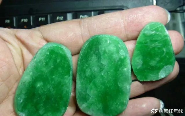 翡翠原石怎么去皮视频,翡翠原石挖宝视频-第1张图片-翡翠网 翡翠原石怎么去皮视频,翡翠原石挖宝视频-第1张图片-翡翠网