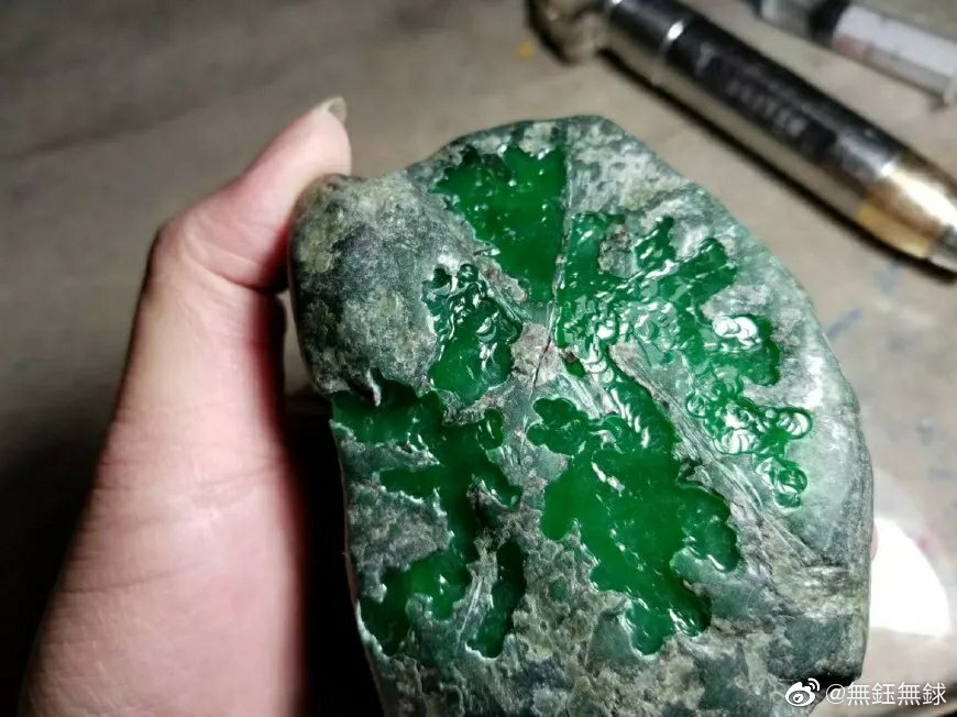 翡翠原石怎么去皮视频,翡翠原石挖宝视频-第2张图片-翡翠网 翡翠原石怎么去皮视频,翡翠原石挖宝视频-第2张图片-翡翠网