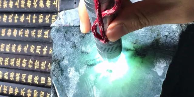 格角翡翠原石图片大全,俄罗斯翡翠原石图片-第7张图片-翡翠网 格角翡翠原石图片大全,俄罗斯翡翠原石图片-第7张图片-翡翠网