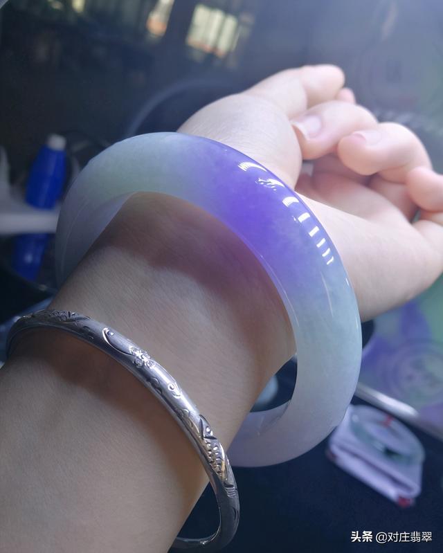 春带彩的翡翠好不好春带彩翡翠糯种手镯-第2张图片-翡翠网 春带彩的翡翠好不好春带彩翡翠糯种手镯-第2张图片-翡翠网