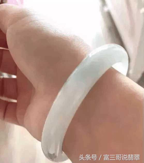 包含翡翠手镯一般带多久会变润的词条-第2张图片-翡翠网 包含翡翠手镯一般带多久会变润的词条-第2张图片-翡翠网