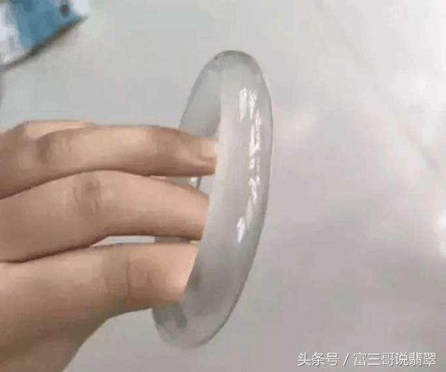 包含翡翠手镯一般带多久会变润的词条-第3张图片-翡翠网 包含翡翠手镯一般带多久会变润的词条-第3张图片-翡翠网